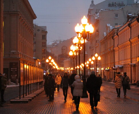 Вечерняя прогулка по Арбату в Москве